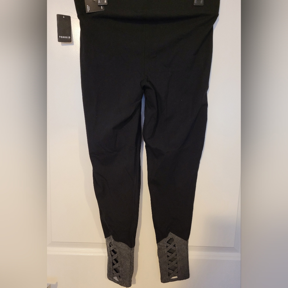 Torrid Black With Gray Lattice Cropped Ankle Leggings!